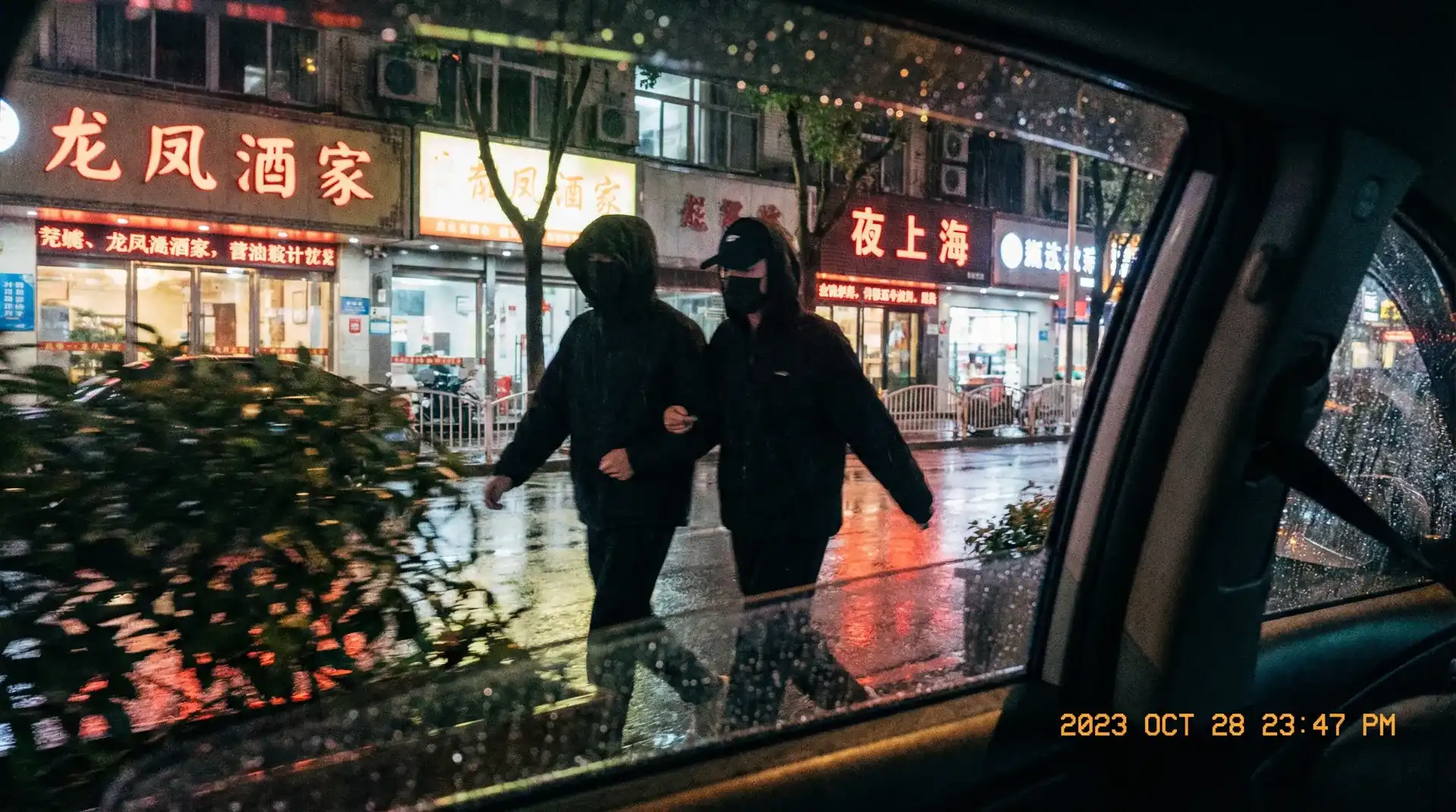 降速门什么意思 - 顶流明星深夜密会现场抓拍照片